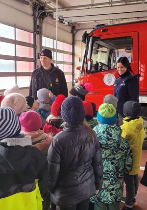 policjanci na spotkaniu z dziecmi