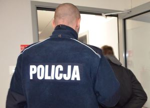 policjant z zatrzymanym