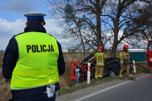 policjanci pracują na miejscu wypadku