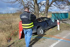 policjanci pracują na miejscu wypadku