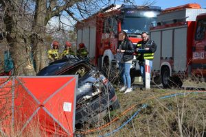 policjanci pracują na miejscu wypadku