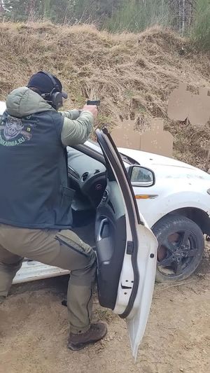 policjant, który zdobył I miejsce w zawodach strzeleckich