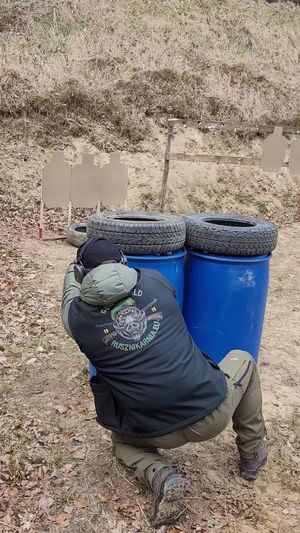 policjant, który zdobył I miejsce w zawodach strzeleckich