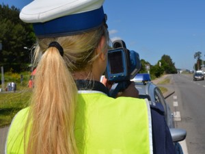 policjantka z radarem prędkości