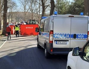 policjanci na miejscu śmiertelnego zdarzenia drogowego