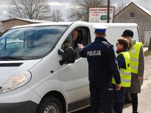 policjanci w trakcie prowadzenia kontroli trzeźwości