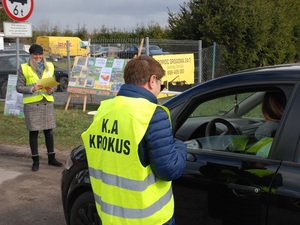 policjanci w trakcie prowadzenia kontroli trzeźwości