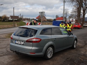 policjanci w trakcie prowadzenia kontroli trzeźwości