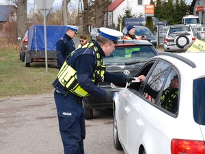 policjanci w trakcie prowadzenia kontroli trzeźwości