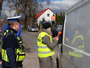 policjanci w trakcie prowadzenia kontroli trzeźwości