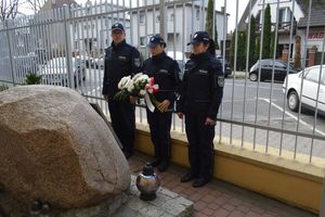 policjanci uczestniczą w uroczystości