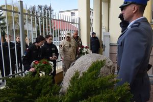 policjanci uczestniczą w uroczystości