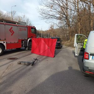 policjanci pracują na miejscu wypadku