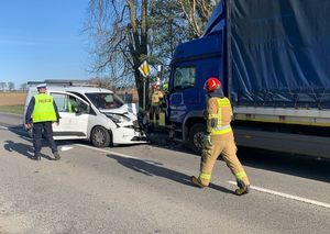 policjanci pracują na miejscu wypadku