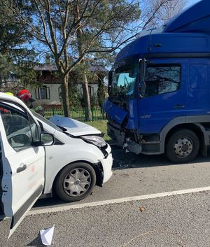 policjanci pracują na miejscu wypadku