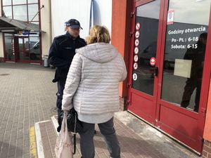 policjant rozmawia z mężczyzną