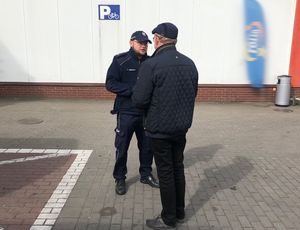 policjant rozmawia z mężczyzną