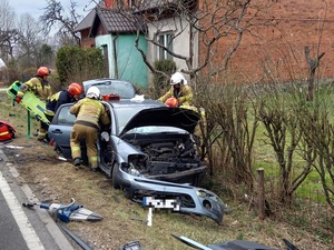 policjanci pracujący na miejscu zdarzenia