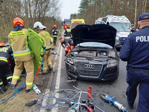 policjanci pracujący na miejscu zdarzenia