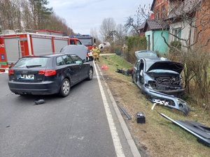 policjanci pracujący na miejscu zdarzenia