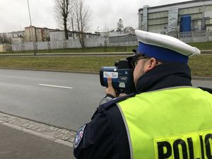 policjant podczas kontroli prędkości