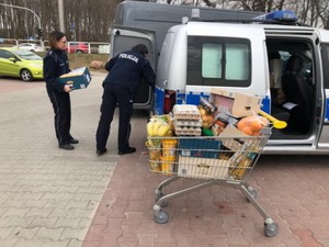 policjantki, które zorganizowały zbiórkę dla uchodźców