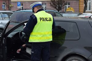 policjant kontrolujący pojazd