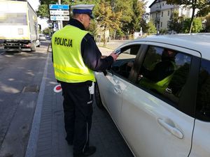 policjant kontroluje trzeźwość