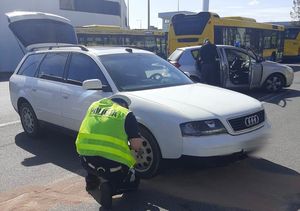 policjanci zatrzymują nietrzeźwego kierowcę