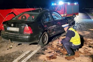 policjanci pracują na miejscu wypadku