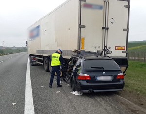 policjanci pracujący przy zdarzeniu drogowym na autostradzie