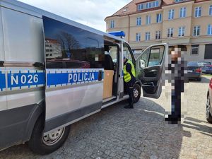 policjanci podczas kontroli nietrzeźwego kierującego