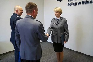 Komendant Wojewódzki Policji w Gdańsku nadinsp. Andrzej Łapiński wręcza rozkaz personalny na stanowisko Naczelnika Wydziału GMT KWP w Gdańsku.