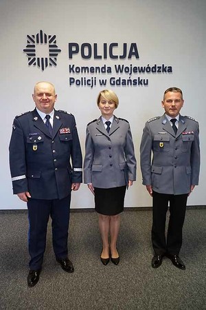 Komendant Wojewódzki Policji w Gdańsku nadinsp. Andrzej Łapiński wręcza rozkaz personalny na stanowisko Naczelnika Wydziału GMT KWP w Gdańsku.