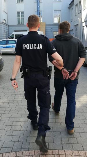 policjanci z zatrzymanymi za przywłaszczenie kamer i aparatów