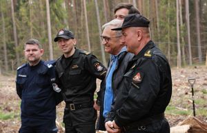 policjanci podczas akcji sadzenia lasu