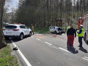 policjanci pracują na miejscu wypadku