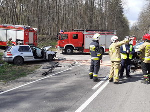 policjanci pracują na miejscu wypadku