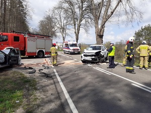 policjanci pracują na miejscu wypadku