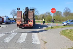 policjanci pracowali na miejscu zderzenia ciągnika rolniczego z pojazdem osobowym