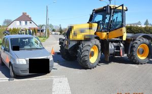 policjanci pracowali na miejscu zderzenia ciągnika rolniczego z pojazdem osobowym