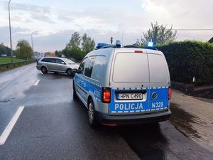 policjanci pracują na miejscu kolizji