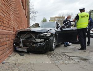 policjanci pracują na miejscu kolizji