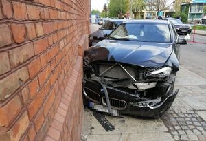 policjanci pracują na miejscu kolizji