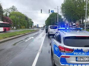 policjanci podczas pracy nad zatrzymaniem kierowcy, który jechał skradzionym pojazdem z terenu powiatu puckiego
