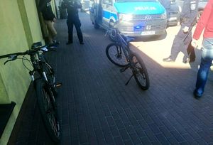 policjanci zatrzymali na gorącym uczynku złodziei rowerów