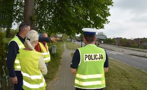 policjanci stoją przy jezdni