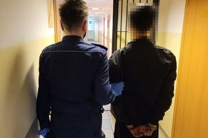 policjanci z zatrzymanymi z narkotykami