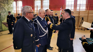 Komendant Wojewódzki Policji w Gdańsku nadinsp. Andrzej Łapiński wziął dziś udział w obchodach Święta Straży Granicznej. Podczas ceremonii otrzymał z rąk kontradm. SG Andrzeja Prokopskiego Komendanta Morskiego Oddziału Straży Granicznej - Medal Trzydziestolecia Powołania Straży Granicznej.