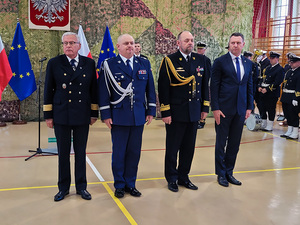 Komendant Wojewódzki Policji w Gdańsku nadinsp. Andrzej Łapiński wziął dziś udział w obchodach Święta Straży Granicznej. Podczas ceremonii otrzymał z rąk kontradm. SG Andrzeja Prokopskiego Komendanta Morskiego Oddziału Straży Granicznej - Medal Trzydziestolecia Powołania Straży Granicznej.